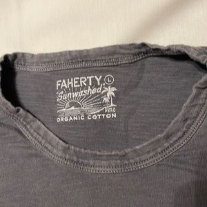 Faherty sun washed navy tshirt w pocket. Like new.